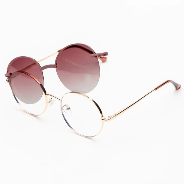 Armação redonda de metal dourado, com clip solar de lente degradê rosa.