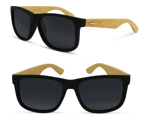 Óculos de sol quadrado, de acetato preto com hastes de madeira clara.